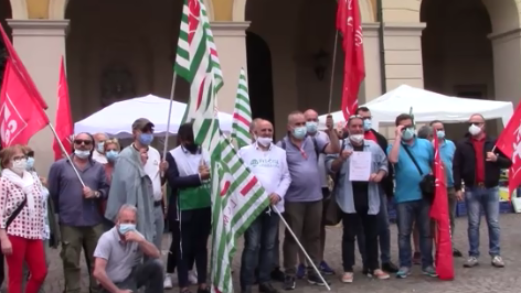 Manifestazione dei lavoratori e lavoratrici del Clir sotto la sede del Comune di Mortara