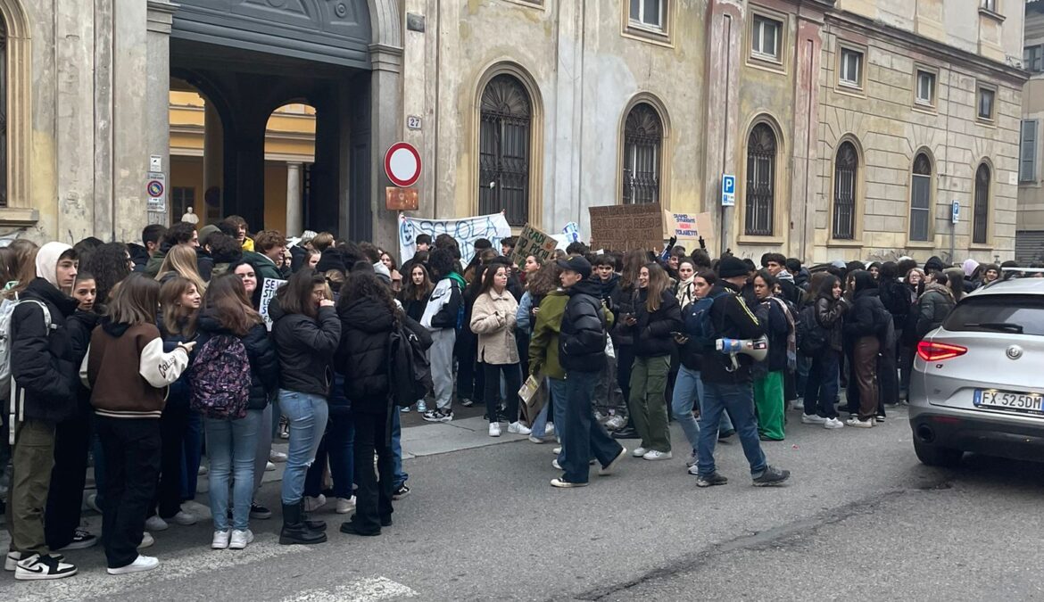 Studenti del Liceo Cairoli di Vigevano in sciopero contro il freddo nelle aule.